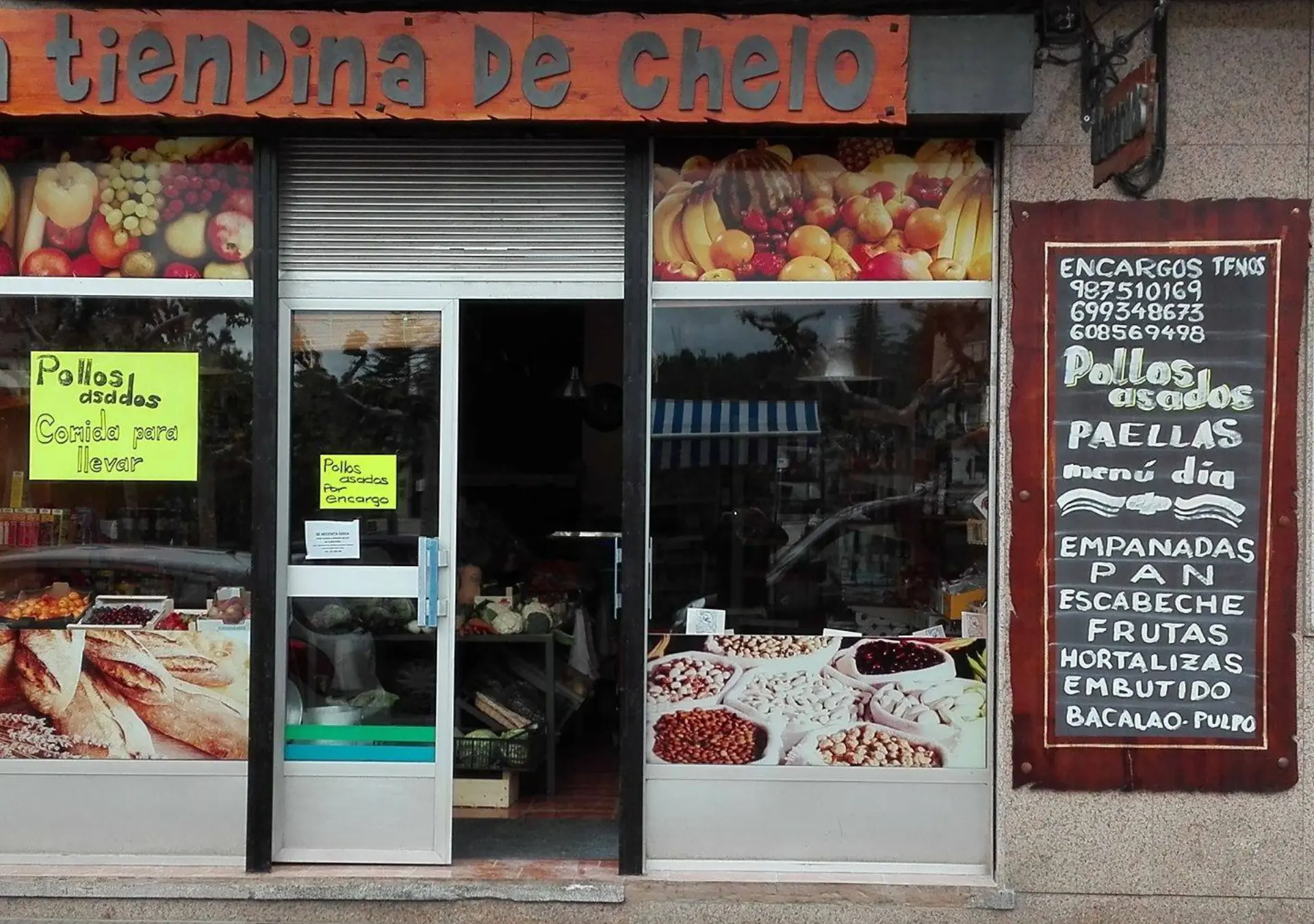 Entrada de La Tiendina de Chelo en Bembibre donde se pueden ver algunos productos que comercializa la empresa