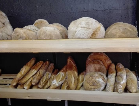 Variedad de pan fresco, barras artesanales y hogazas a la venta en La Tiendina de Chelo, Bembibre.
